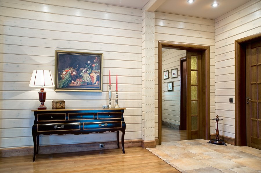 Коричневый деревянный дом