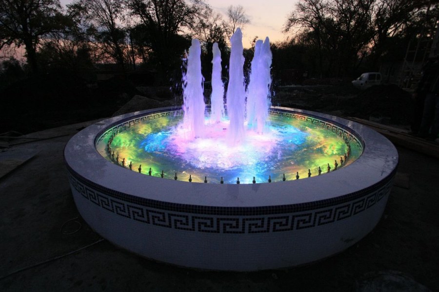 Гейзер фонтан в саду