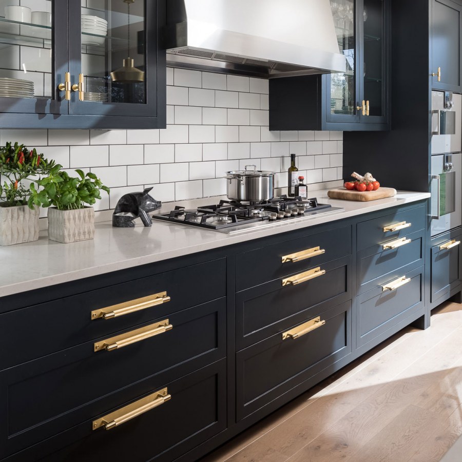 Кухня с темно серыми фасадами