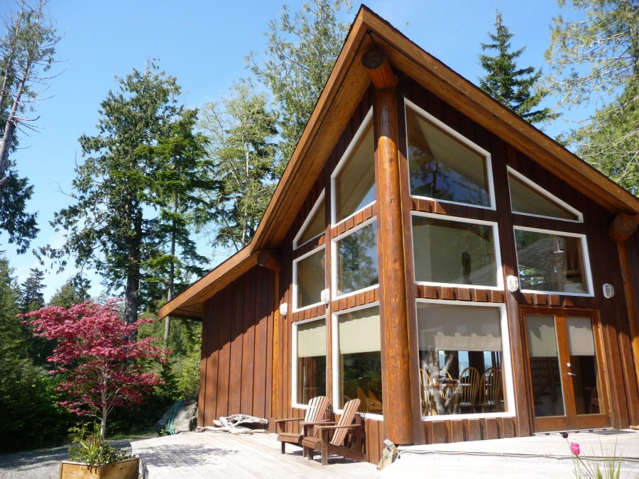 Небольшой дом из дерева