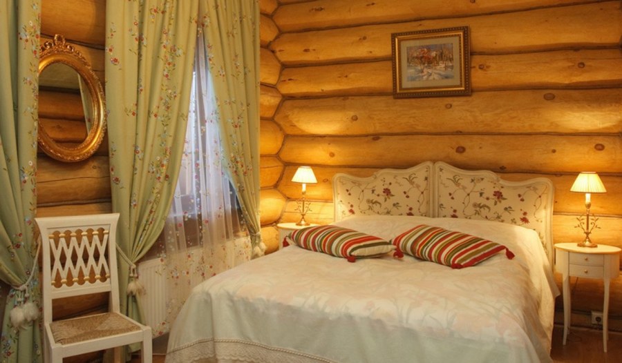 Сканди спальня в деревянном доме