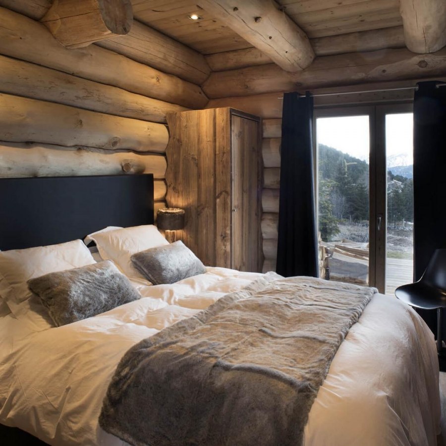 Спальня в деревянном домен