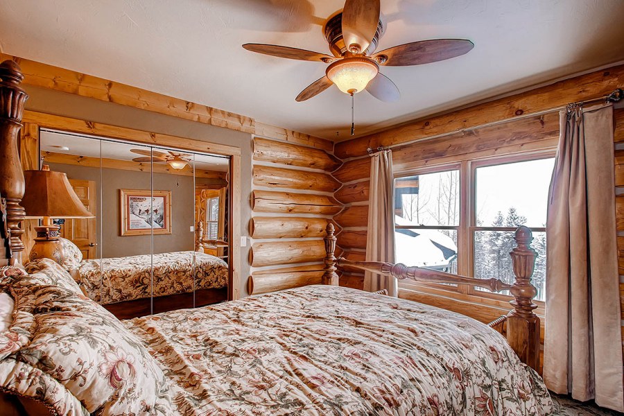 Спальня в деревянном доме