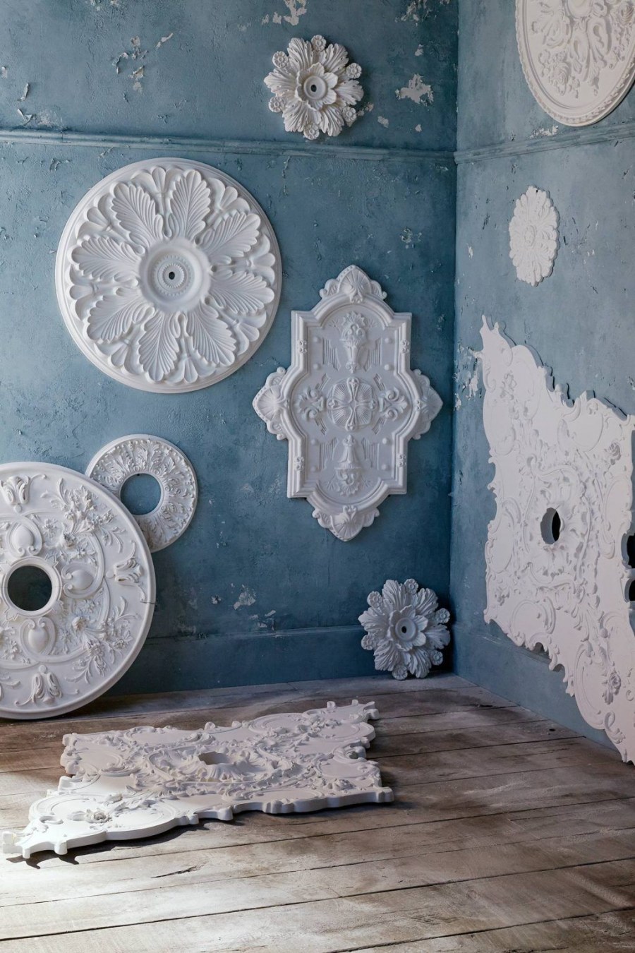 Декоративные розетки на стене