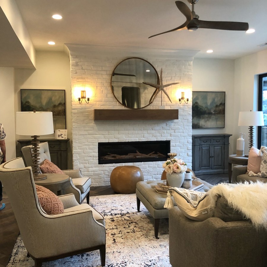 Акцентный камин в гостиной