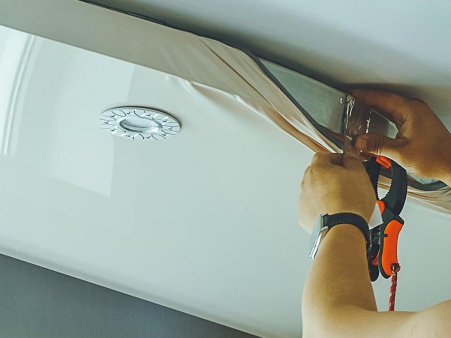 Необычная реклама натяжных потолков