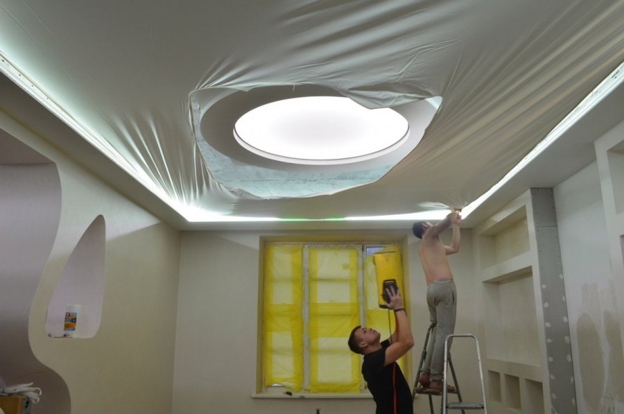 Монтаж плёнки натяжного потолка