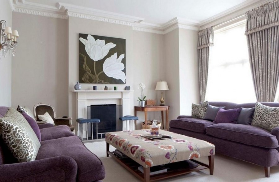 Гостиная с фиолетовым диваном