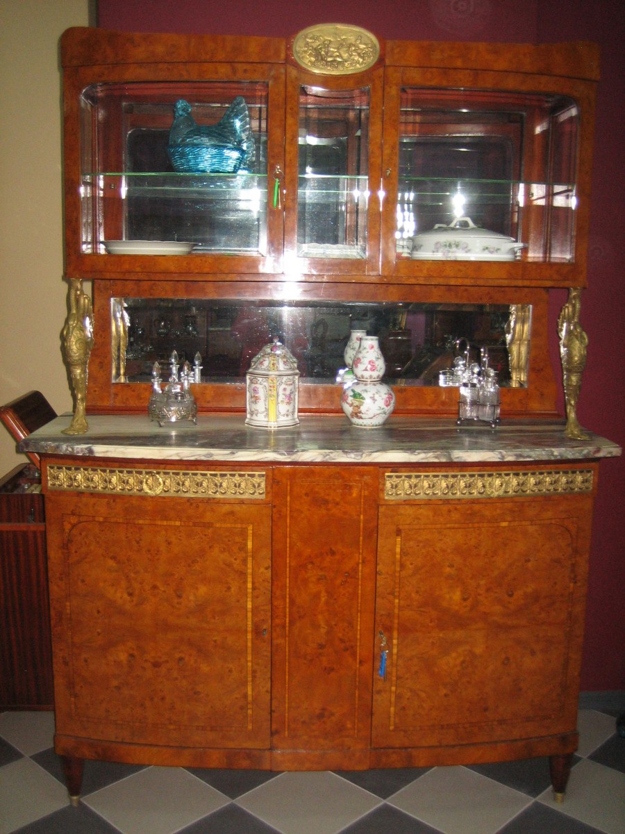 Старинный буфет с мраморной столешницей