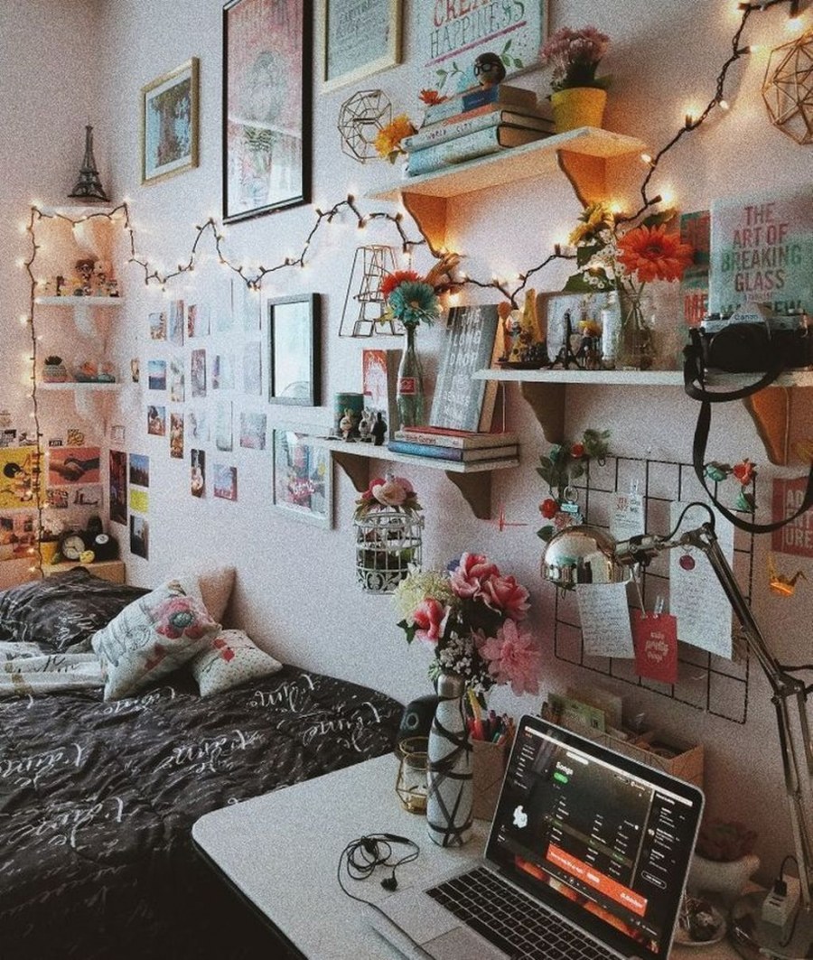 Декор угла в комнате для девушки