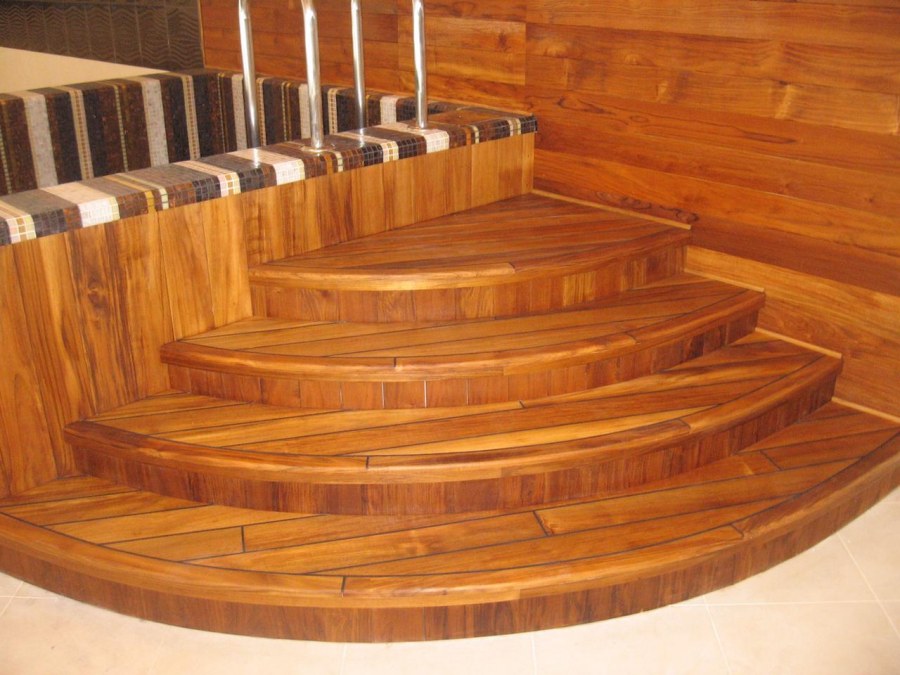 Массивная доска из тика в интерьере