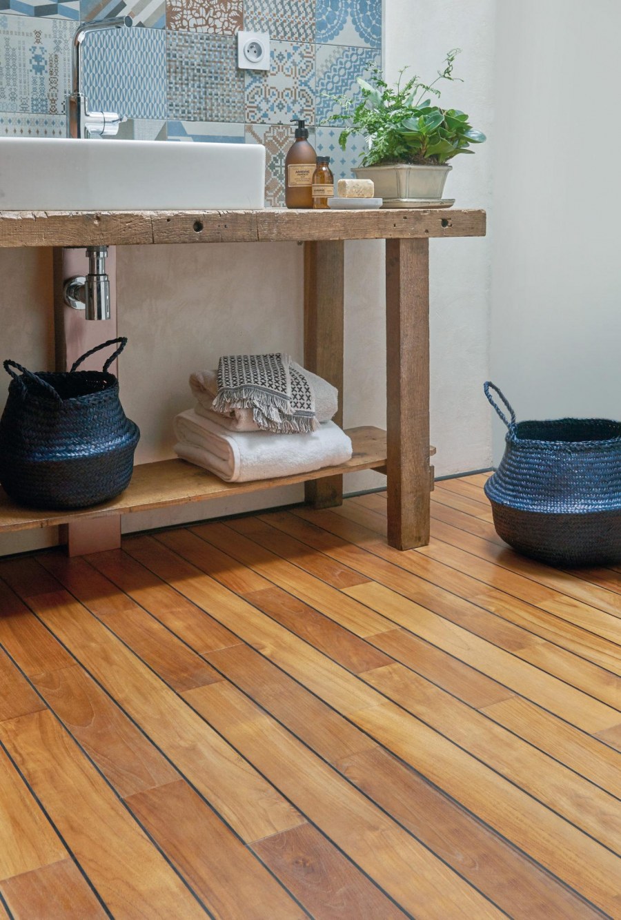 Тиковый пол в ванной