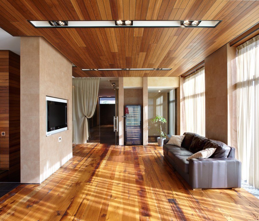 Потолок из досок в интерьере