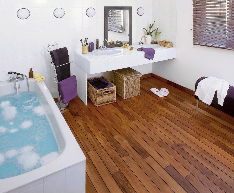 Ванная с деревянным полом