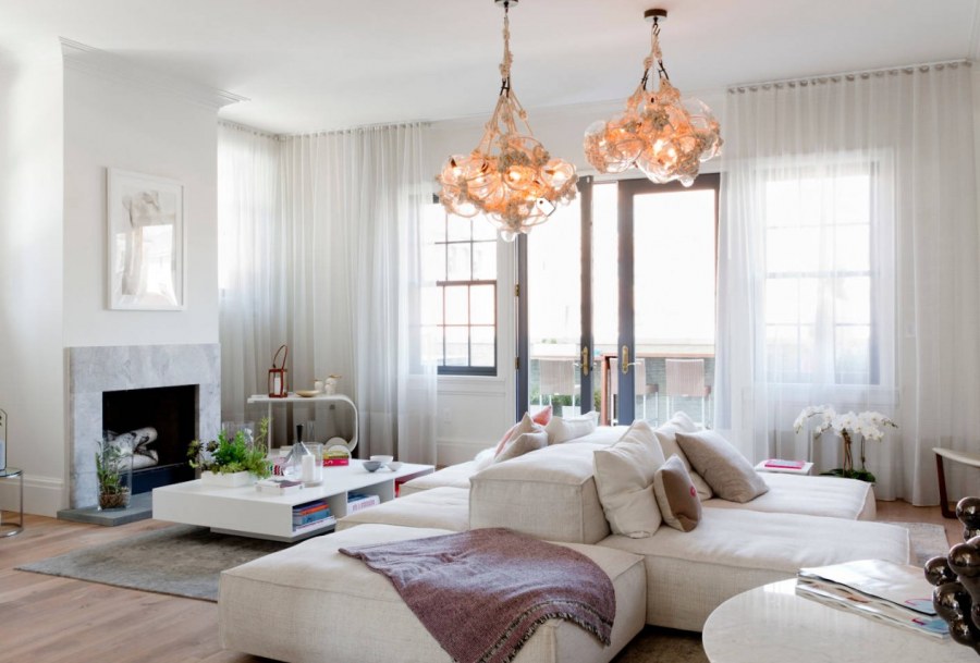 Гостиная с двумя люстрами