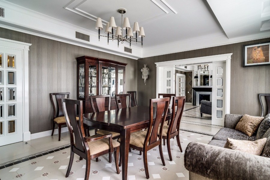 Интерьер столовой в коттедже
