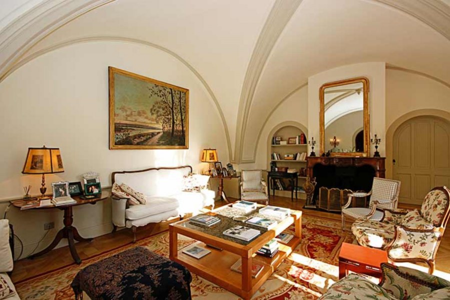 Ковры на стене в романском стиле