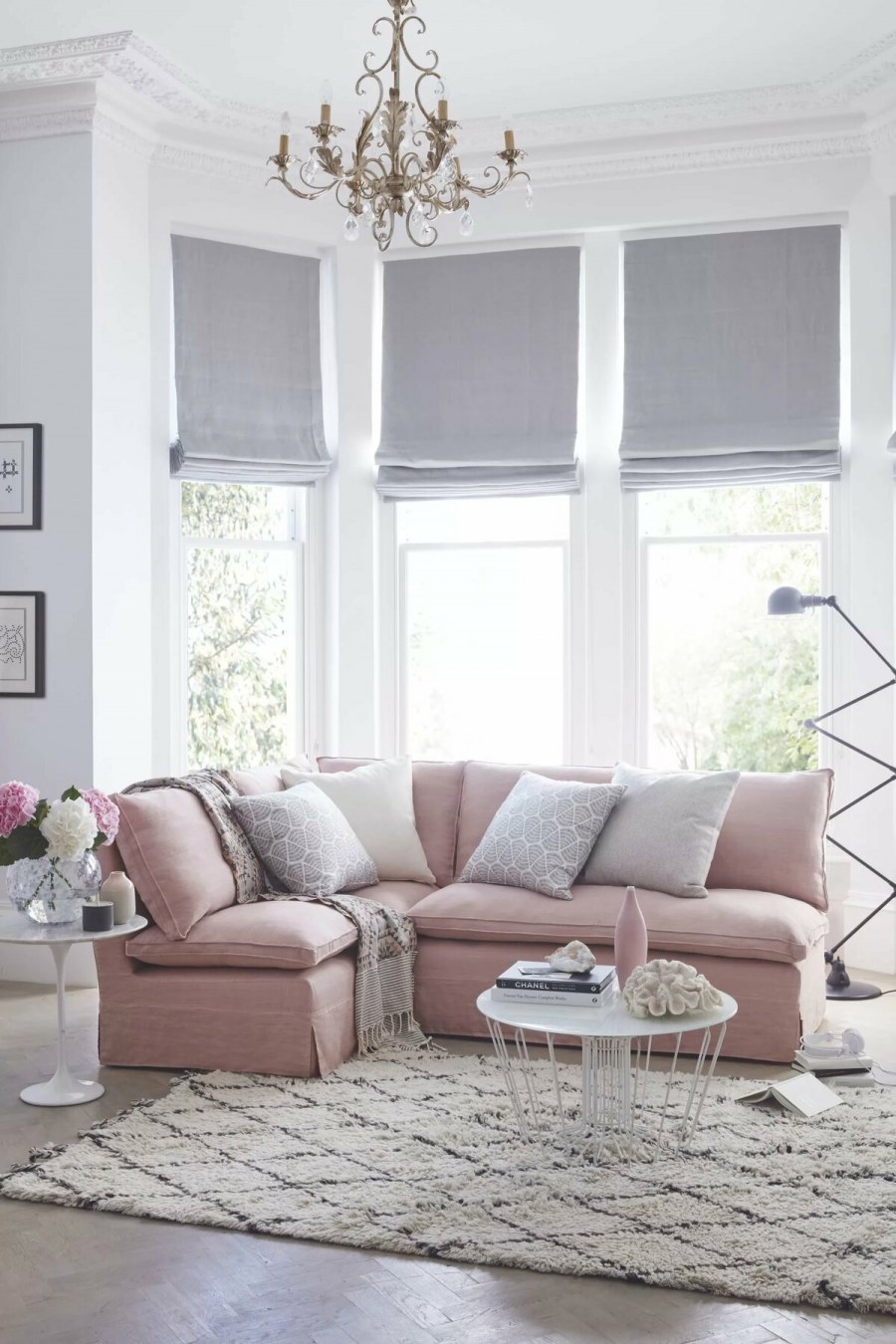 Диван в эркере гостиной