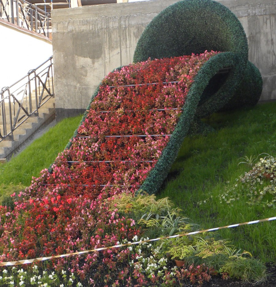 Необычные клумбы горки