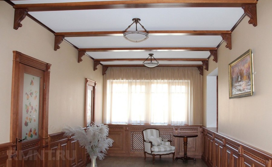 Декоративные потолочные балки в интерьере