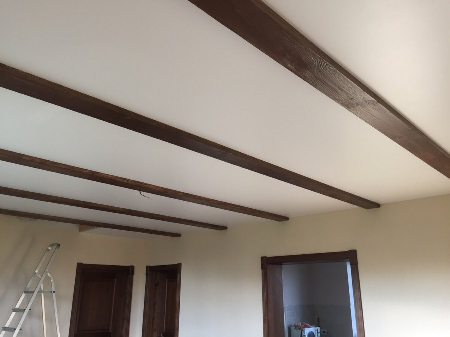 Потолки с фальшбалками из дерева