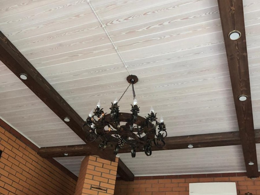 Потолок из вагонки с балками