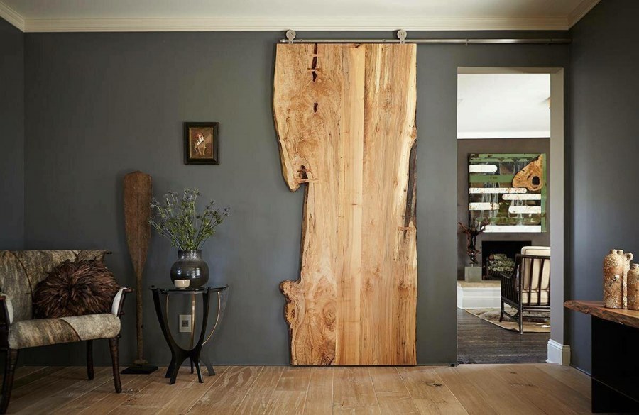 Дверь из слэба дерева