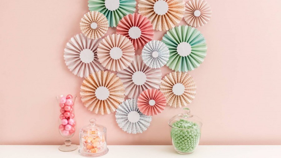 Подвеска из бумажных бабочек