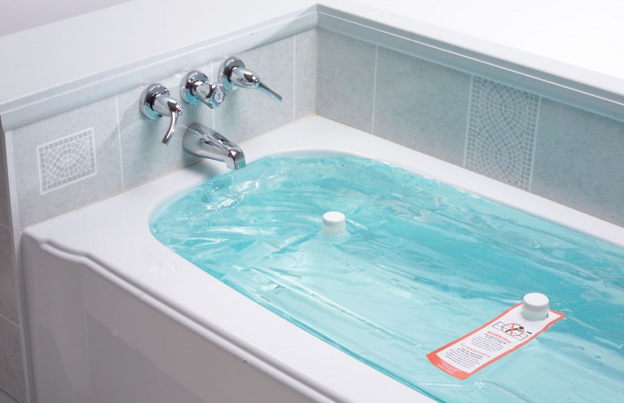 Полная ванна воды