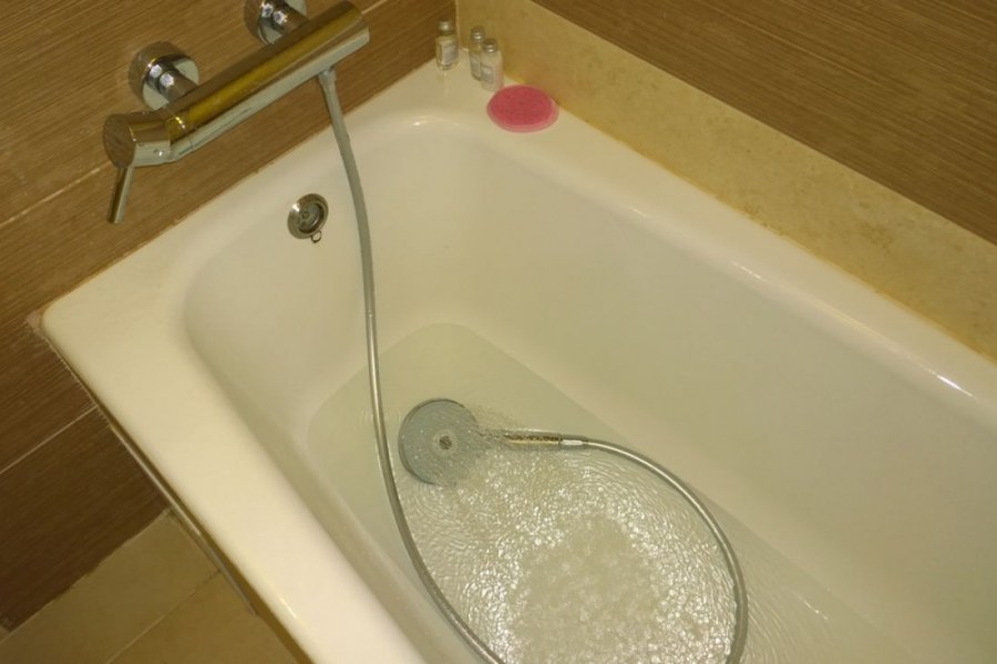 Полная ванна воды