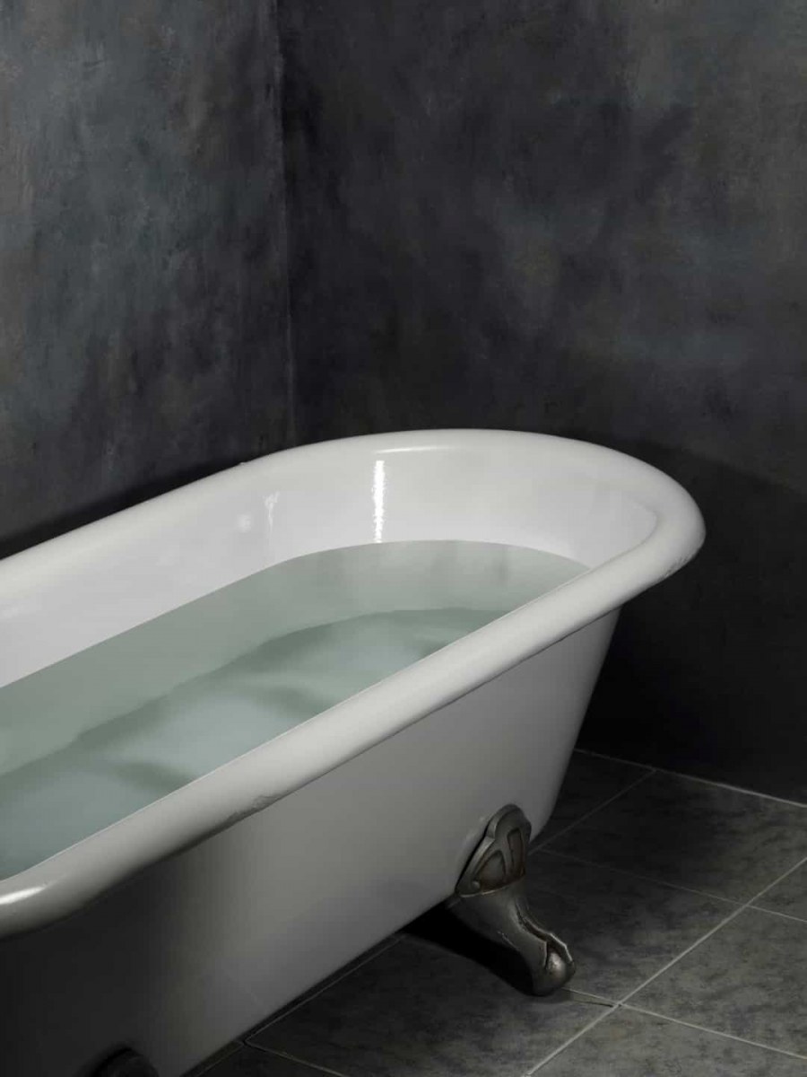 Полная ванна воды