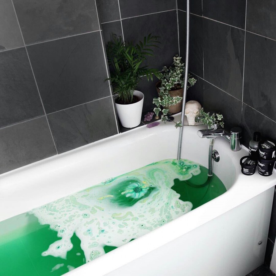 Большая ванна с пеной