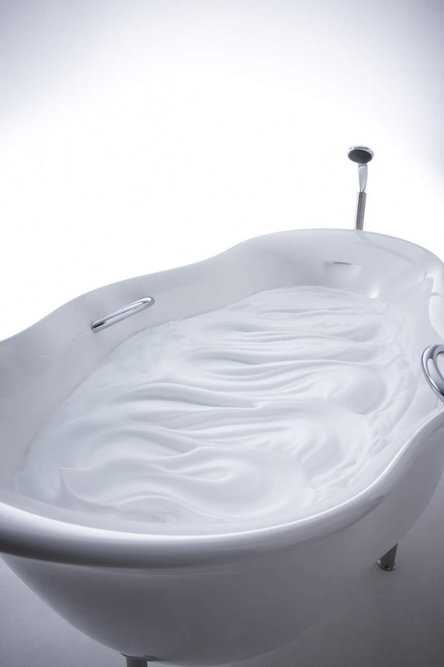 Вода в шикарной ванне