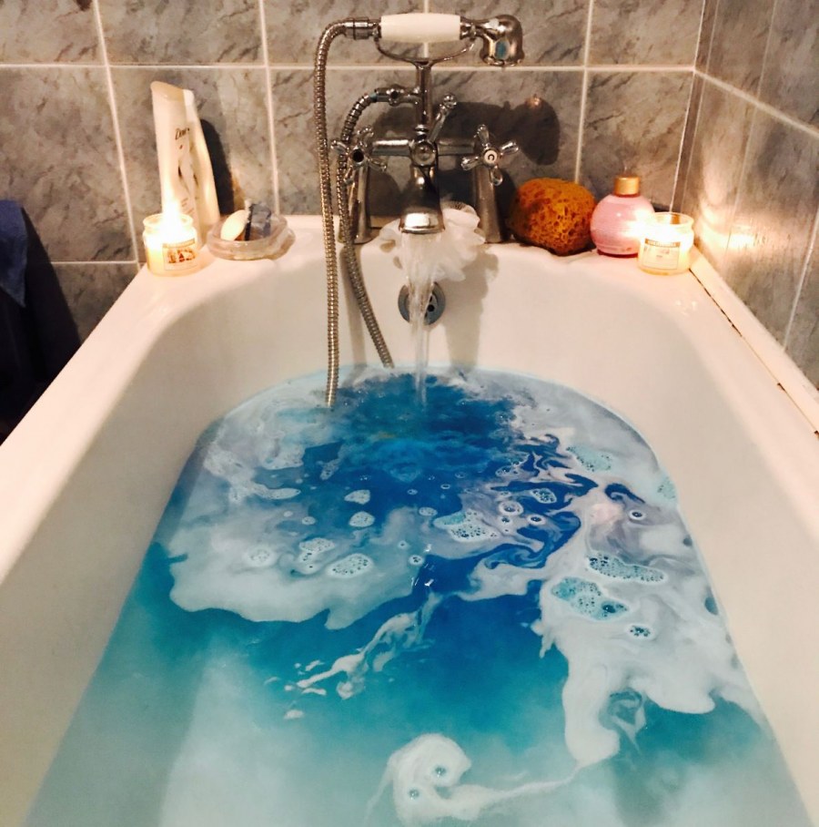 Ванная с бомбочкой для ванны