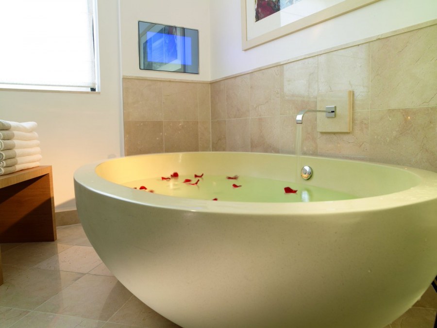 Ванная наполненная водой