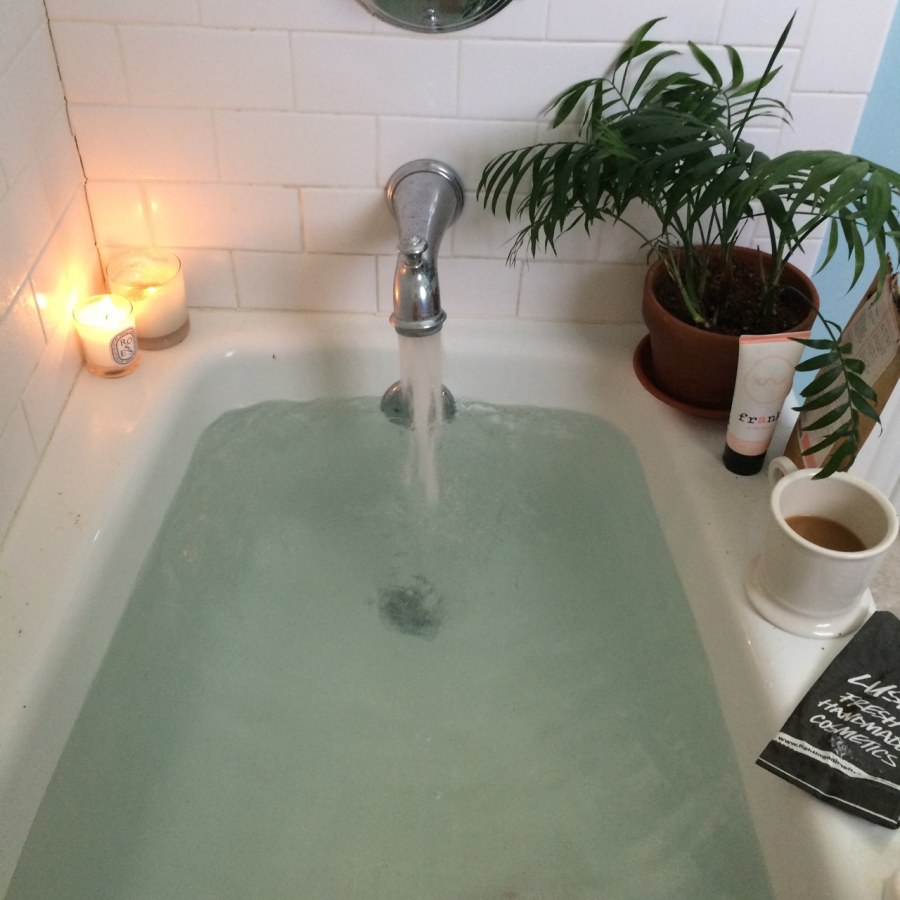 Ванна с водой Эстетика