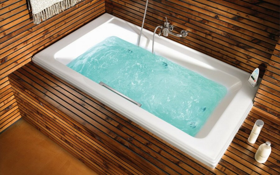 Голубая вода в ванной