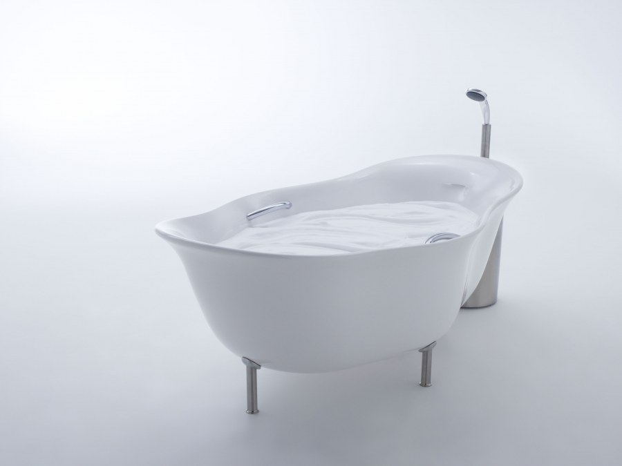 Ванна с водой на белом фоне