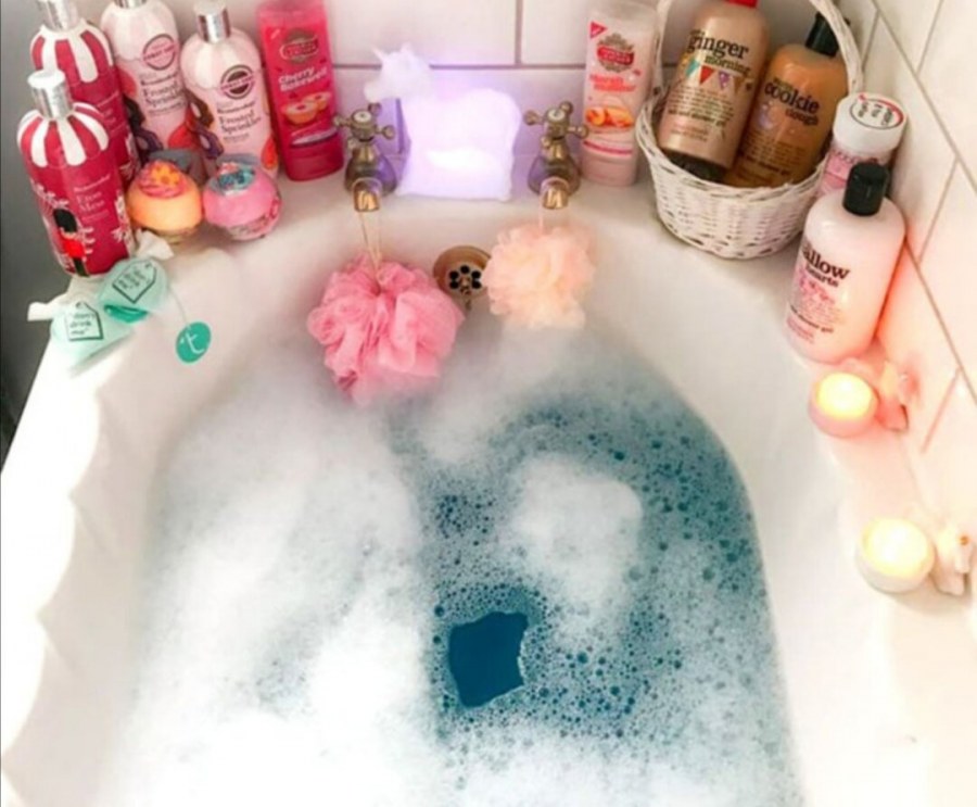 Бомбочка для ванны в ванной