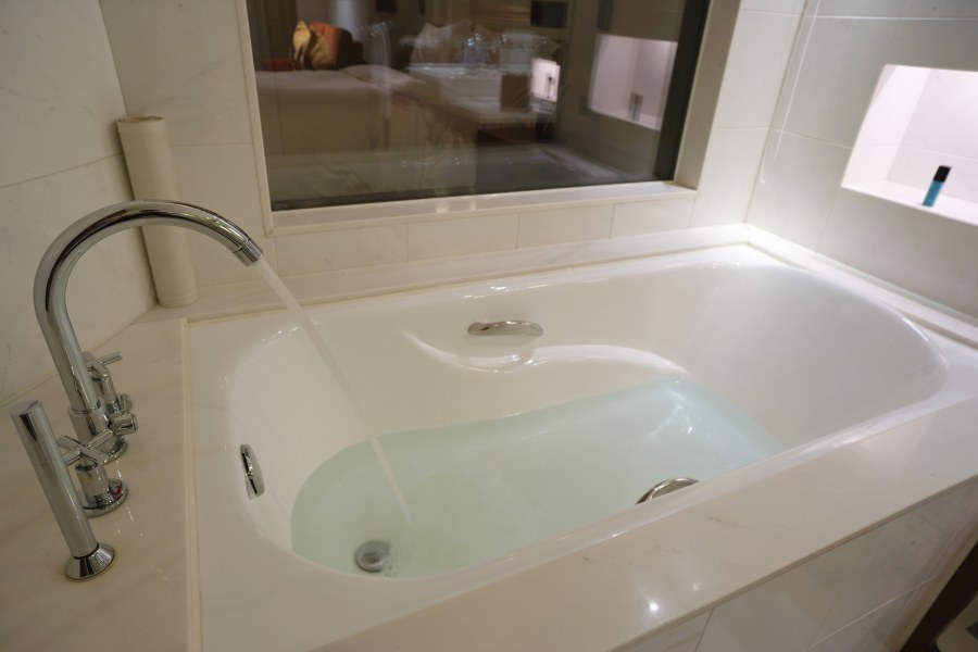 Полная ванна воды