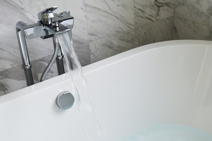 Ванная наполненная водой