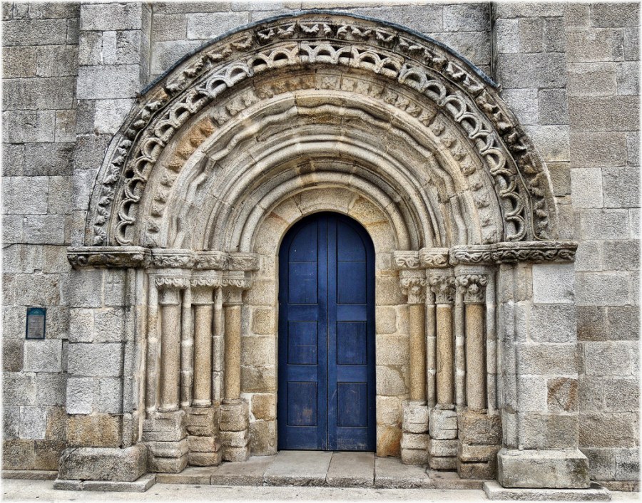 Полуциркульные арки в романском стиле