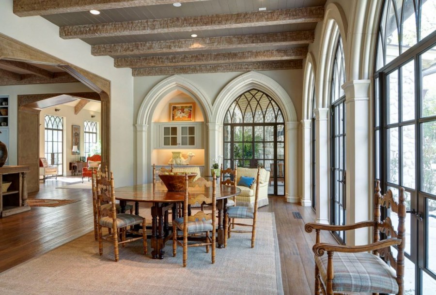 Романский собор арка полуциркульная