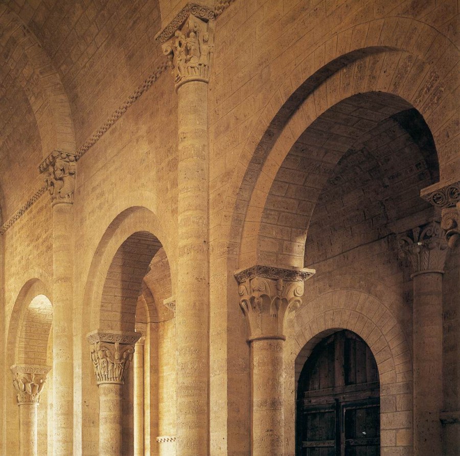Центральный Неф романского собора