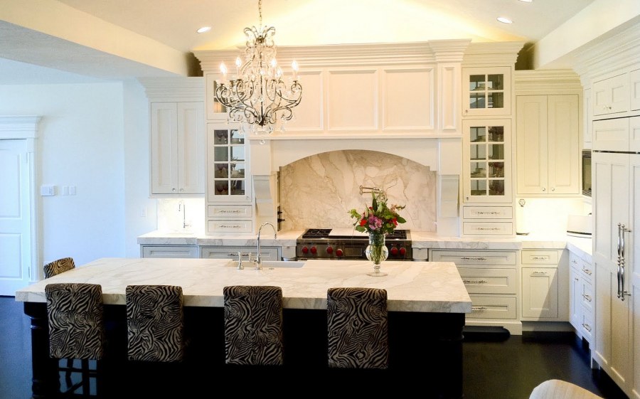 Классическая кухня с мраморным фартуком