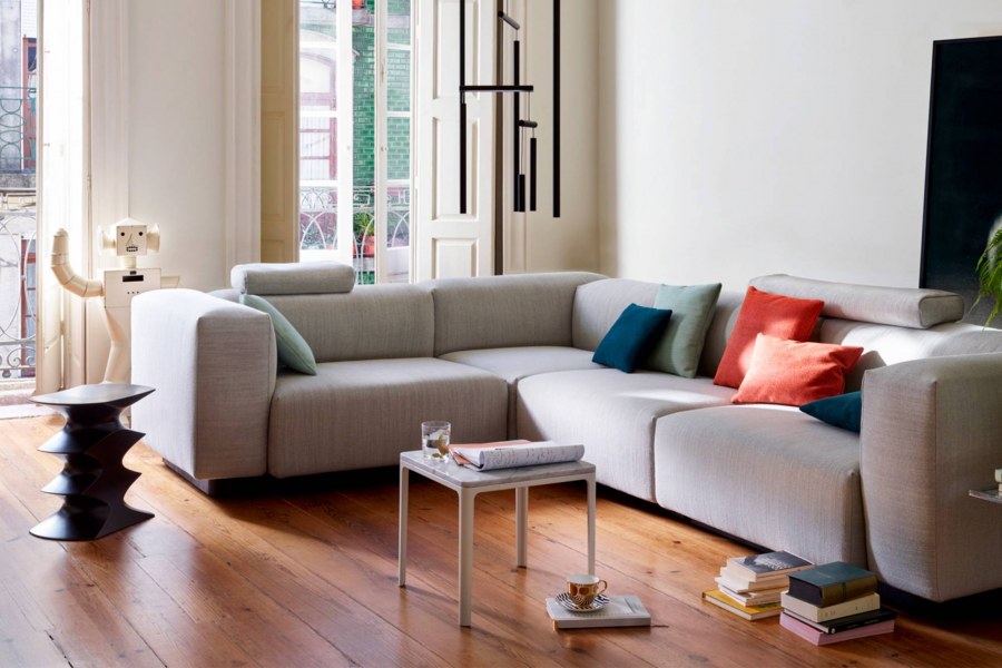 Светлый диван в интерьере