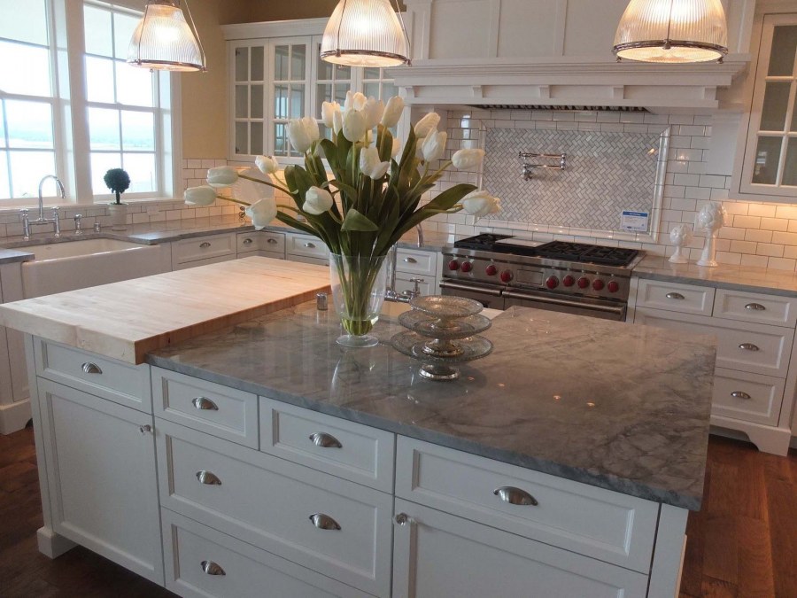 Белая кухня с каменной столешницей