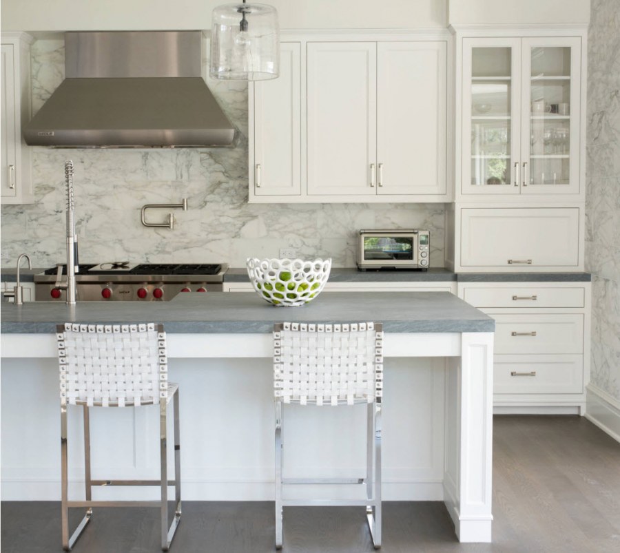 Белая кухня с серой столешницей