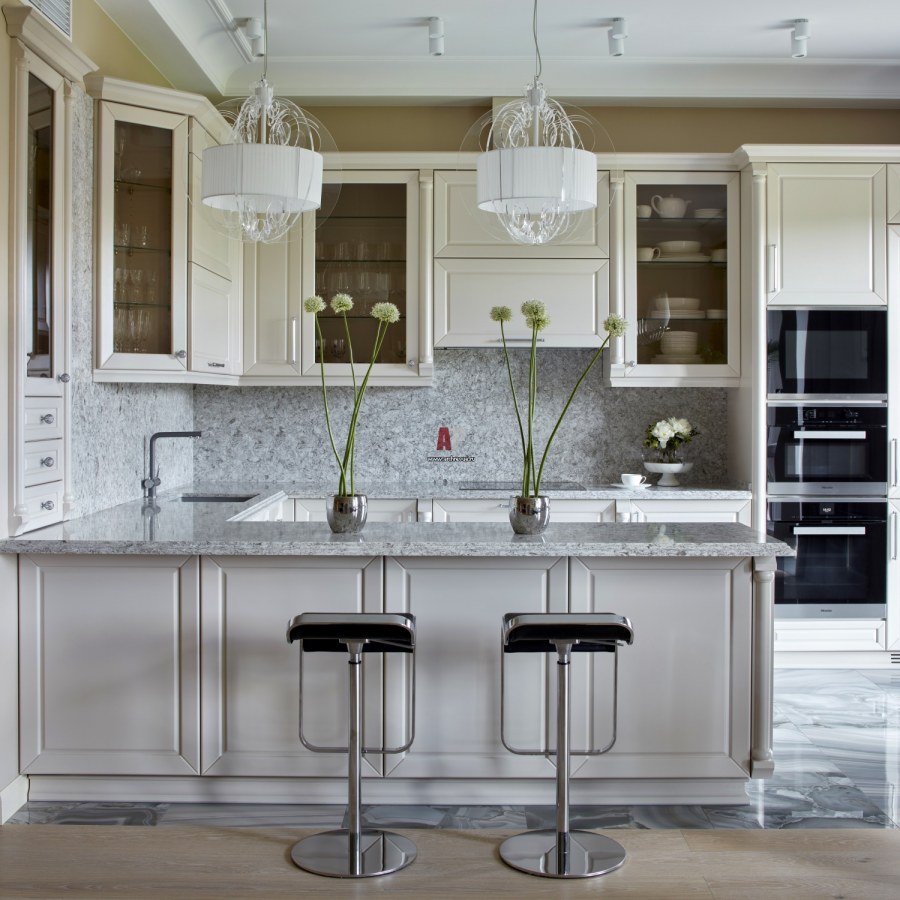 Светлая кухня в американском стиле