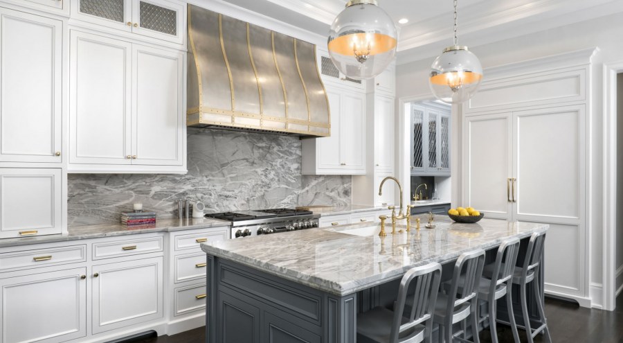 Американский дизайн кухни с золотыми ручками с
